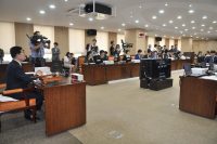 20대 국회 첫 국정감사 파행… 감사 중지 후 11시 부터 속개