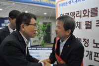 단식장 찾은 권덕철 차관 “노인정액제, 10월 건정심서 처리” 약속