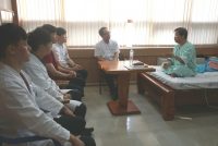 김필건 회장, 입원실서 수련의들과 면담