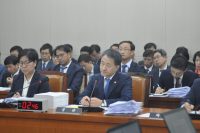 복지위, ‘문재인 케어’ 공방…적폐 vs 신적폐