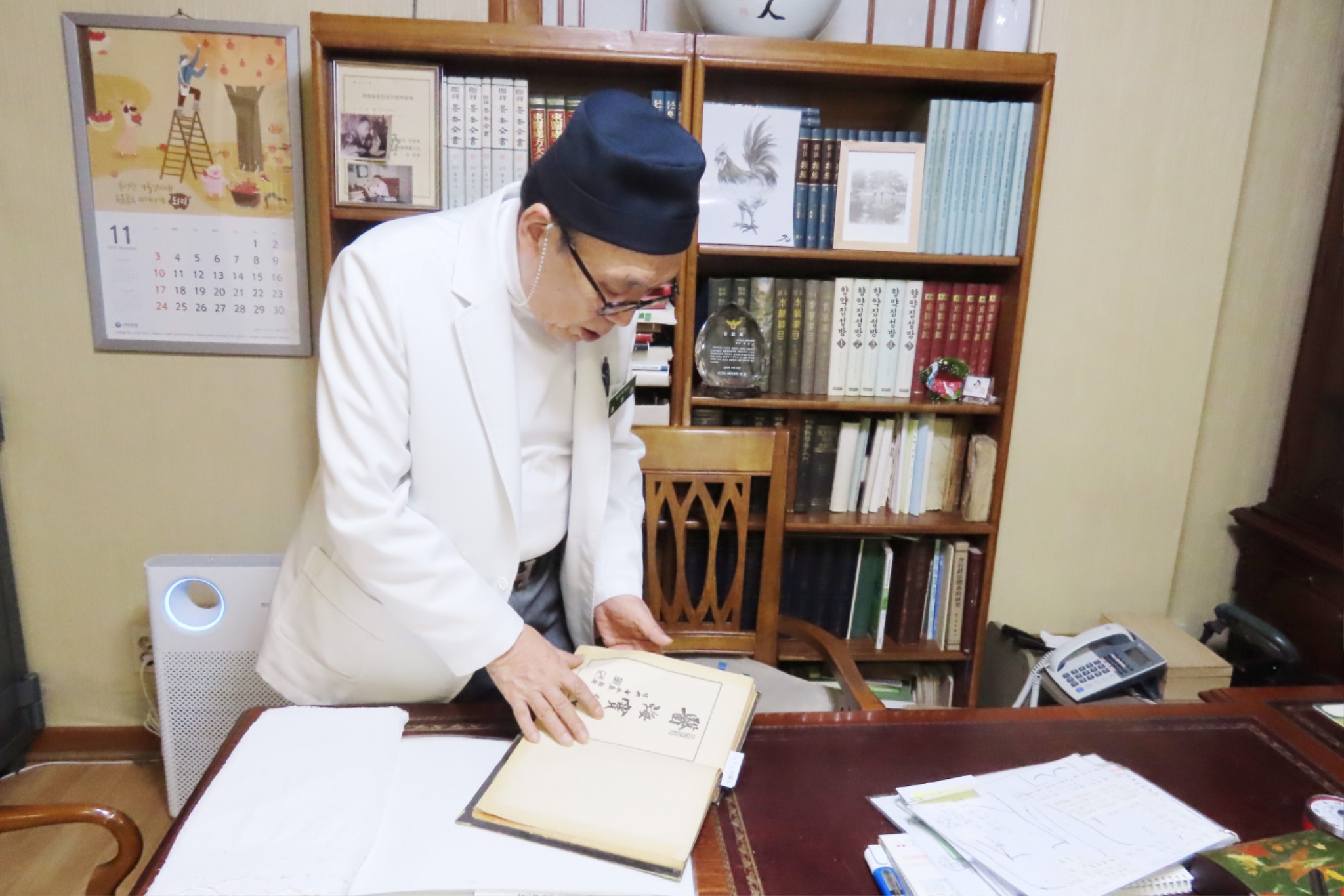 홍성균1(홍가정진비전 책에 대해 설명하고 있는 홍성균 원장의 모습).JPG