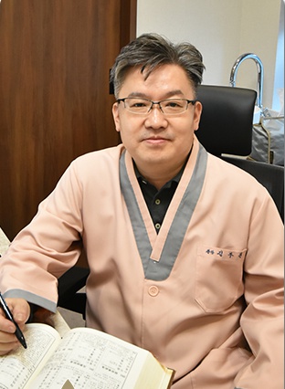 김무진 김해시회장(한국한의원).jpg