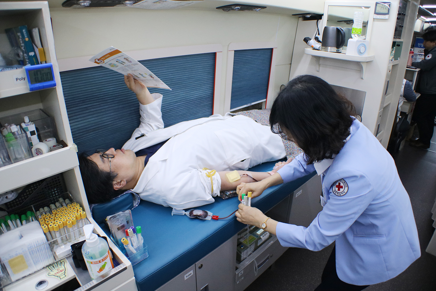 둔산한방병원 헌혈행사-김영일 병원장.jpg