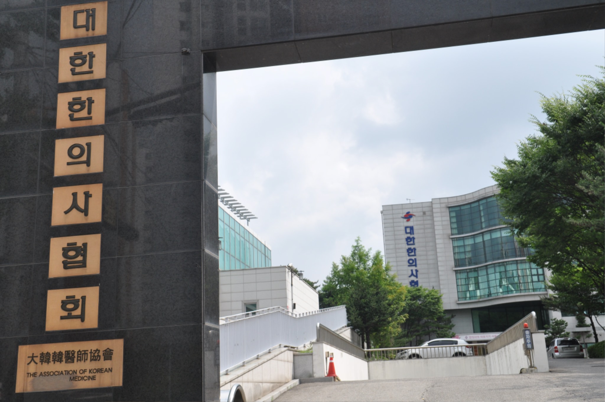 회관 입간판과 전경.JPG