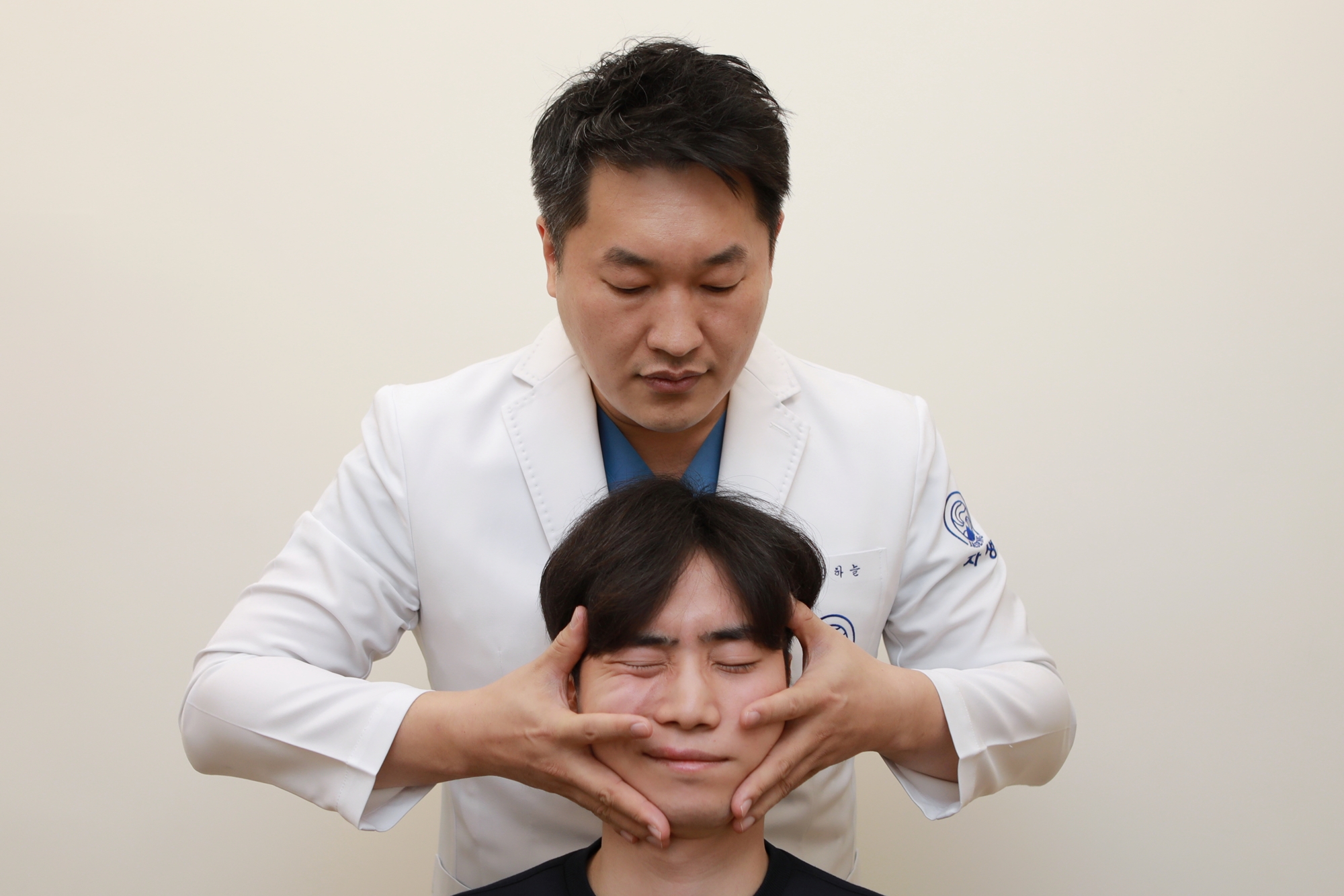 [사진설명] 자생한방병원 김하늘 한의사가 안면신경마비 치료를 실시하고 있다 1.JPG