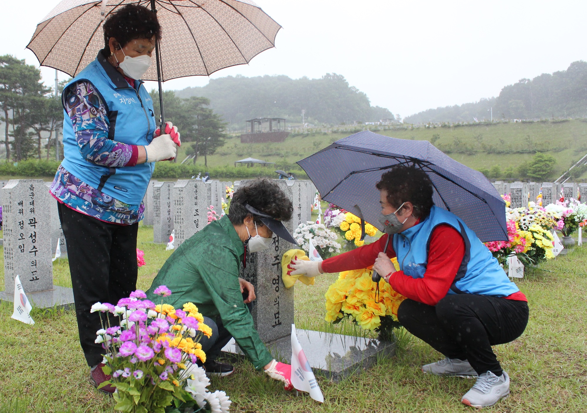[사진설명] 대전자생한방병원 대전 자생봉사단이 지난 3일 국립대전현충원을 찾아 봉사활동을 하고 있다.JPG