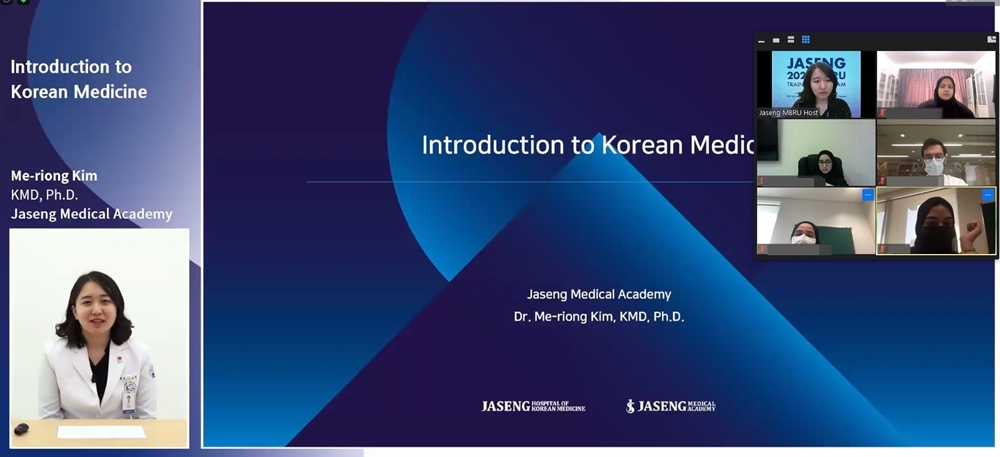 [사진설명] 2021 자생-두바이 MBRU 임상연수 프로그램에서 자생메디컬아카데미 김미령 한의사(왼쪽) MBRU 의대생들에게 한의학을 가르치고 있다.jpg