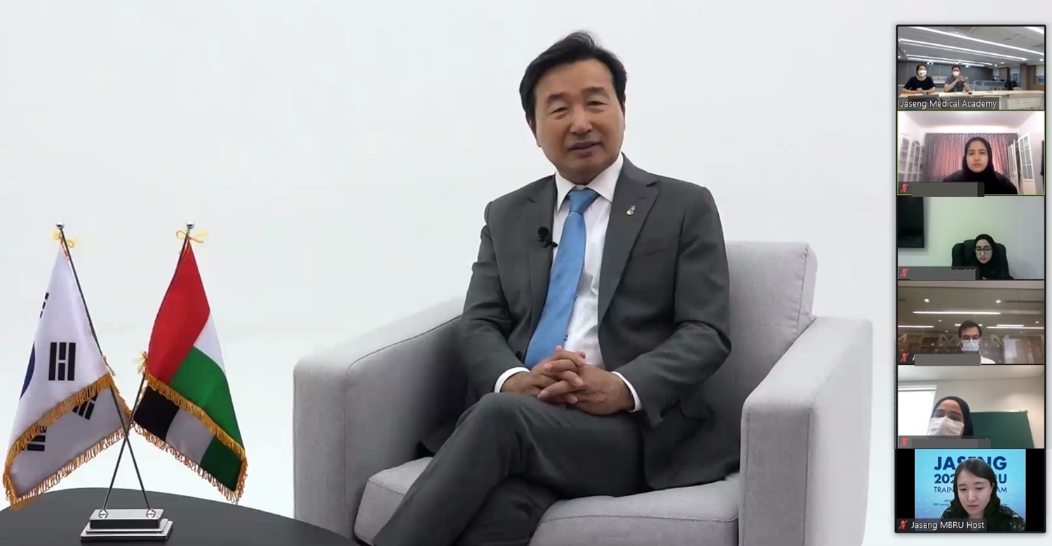 [사진설명] 자생한방병원 설립자 자생의료재단 신준식 명예이사장이 MBRU 의대생들에게 환영사를 하고 있다.jpg