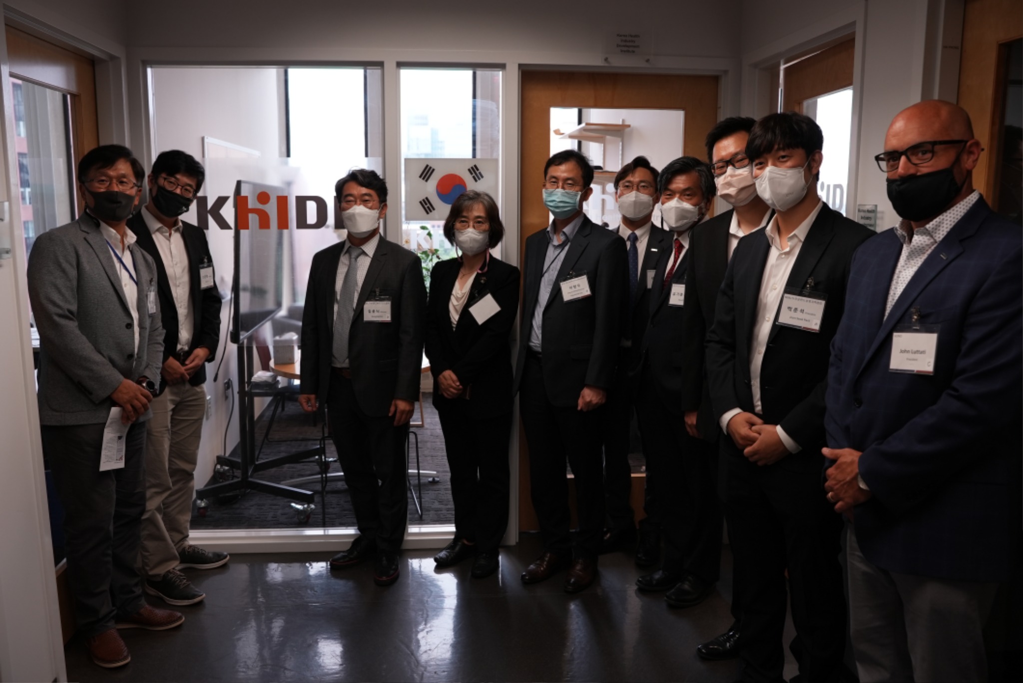 4. 미국지사 사무실 앞 단체사진.JPG