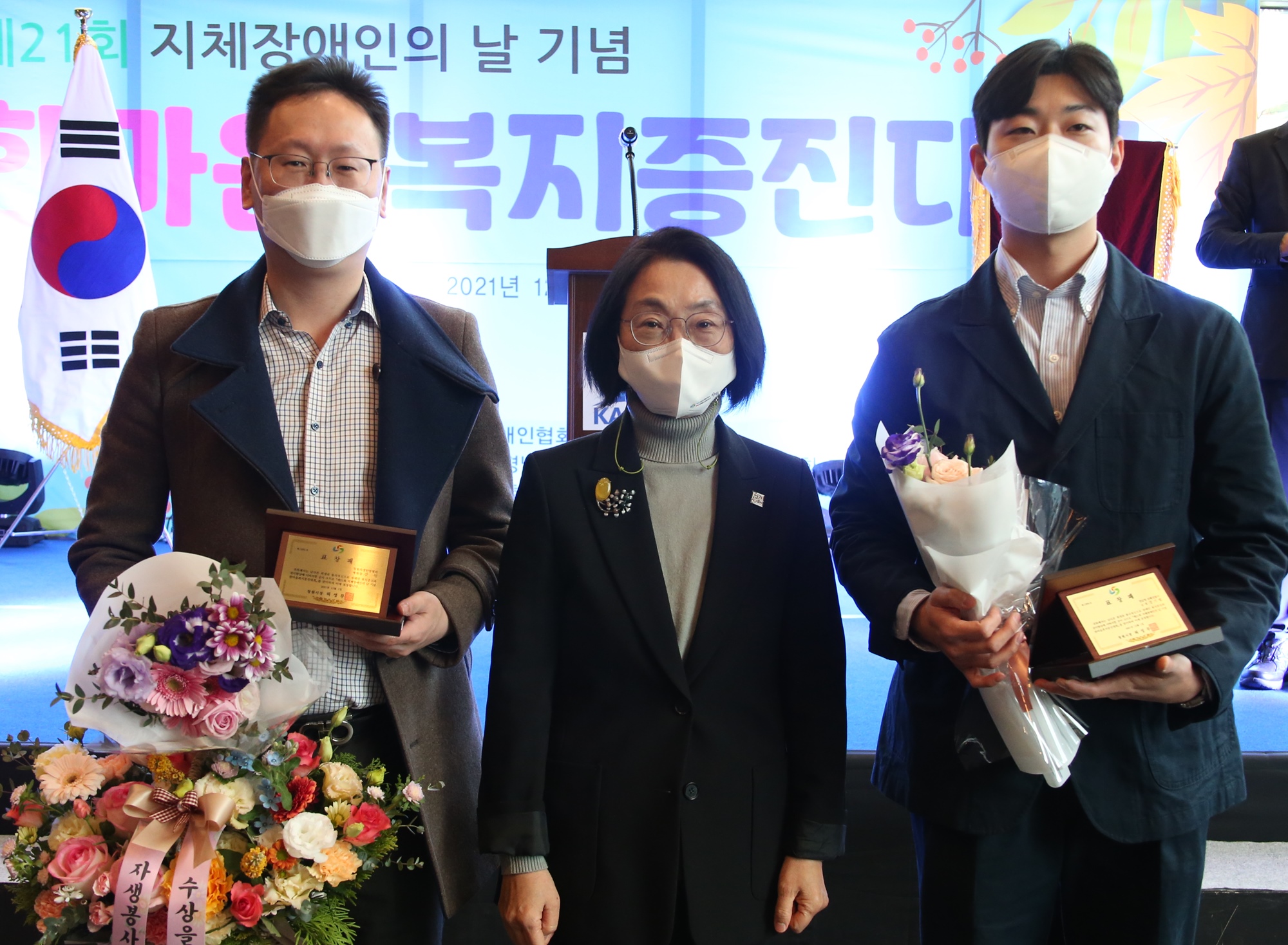 [사진설명] 창원자생한방병원 강인 병원장이 창원시 정혜란 제2부시장으로부터 사회공헌활동 감사패를 받고 기념촬영을 하고 있다.jpg