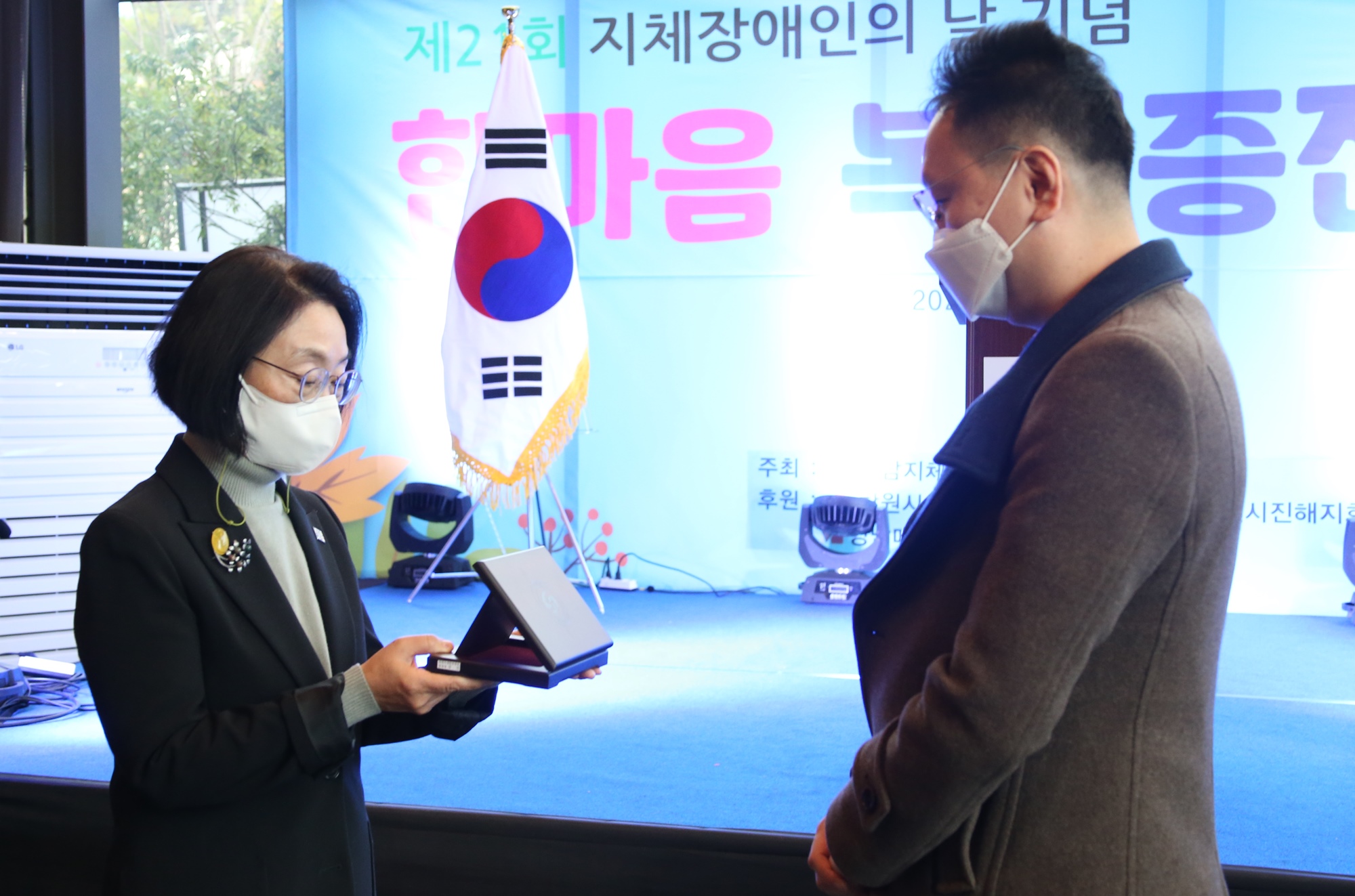 [사진설명] 창원자생한방병원 강인 병원장이 창원시 정혜란 제2부시장으로부터 사회공헌활동 감사패를 수여 받고 있다.jpg