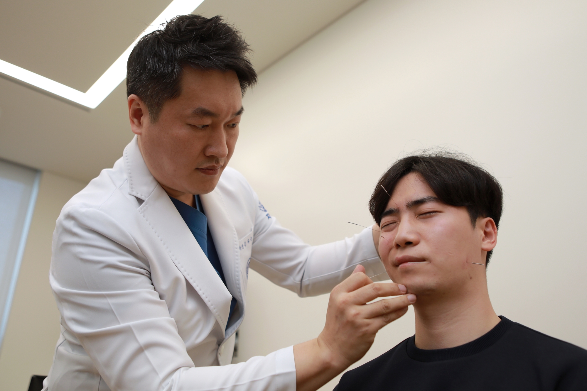 [사진설명] 자생한방병원 김하늘 원장이 안면신경마비 환자에게 침치료를 실시하고 있다.JPG