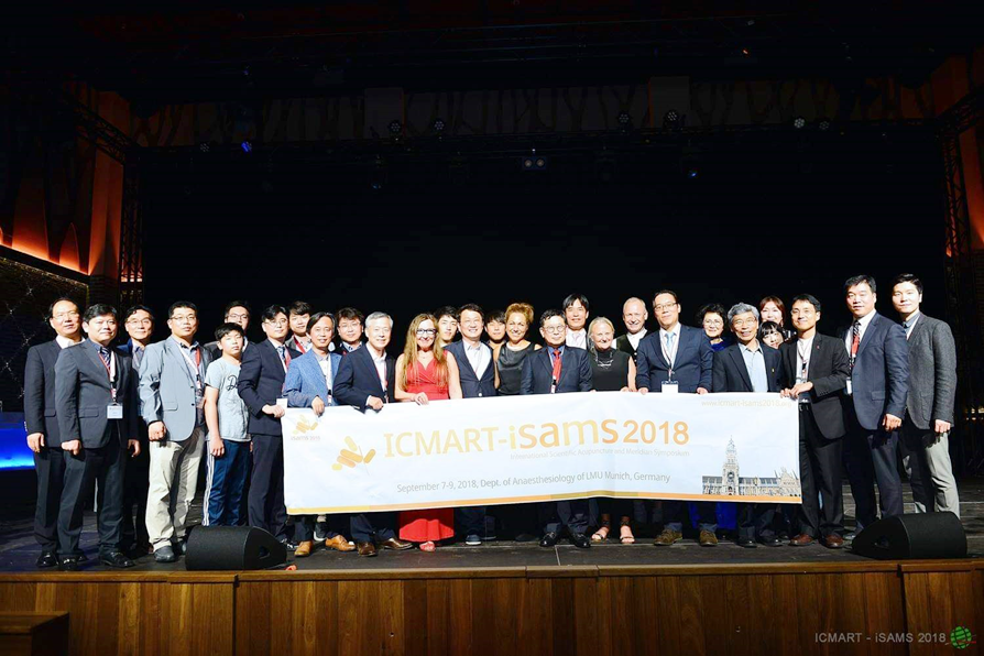 류판동 교수(ICMART-iSAMS2018(한국한의계 참가자들과)).png