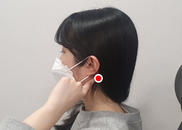 [사진설명] 긴장성 두통에 효과적인 풍지혈 지압.jpg