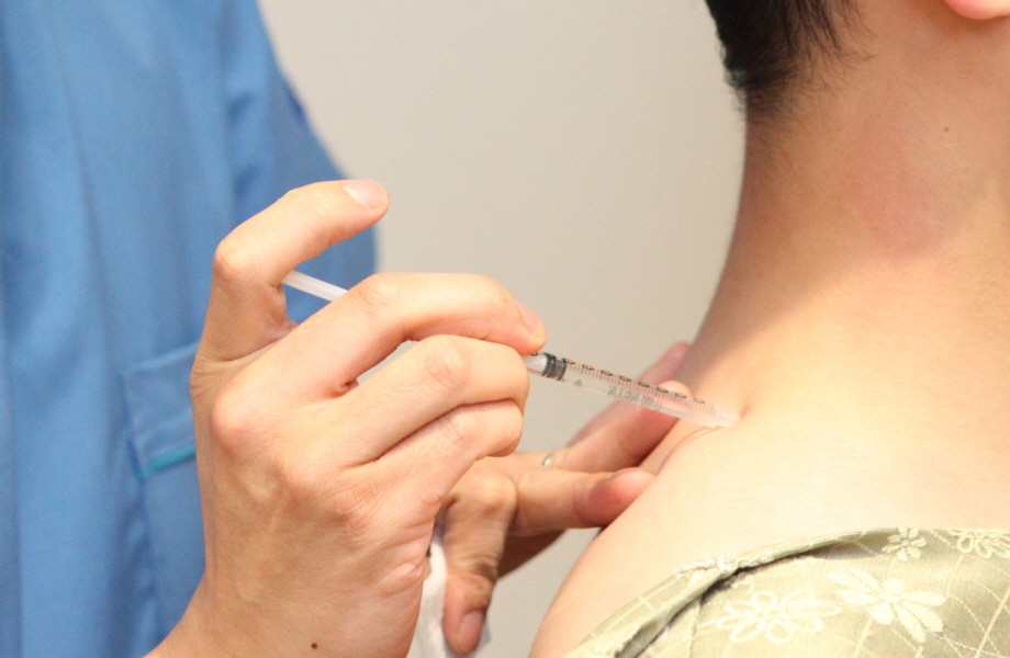 [사진설명] 자생한방병원 의료진이 후종인대골화증 환자에게 약침치료를 실시하고 있다..jpg