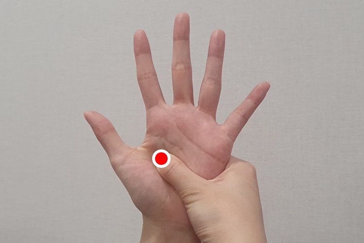 [사진설명] 위장 기능 회복을 도와 속을 편하게 하는 노궁혈 지압.jpg