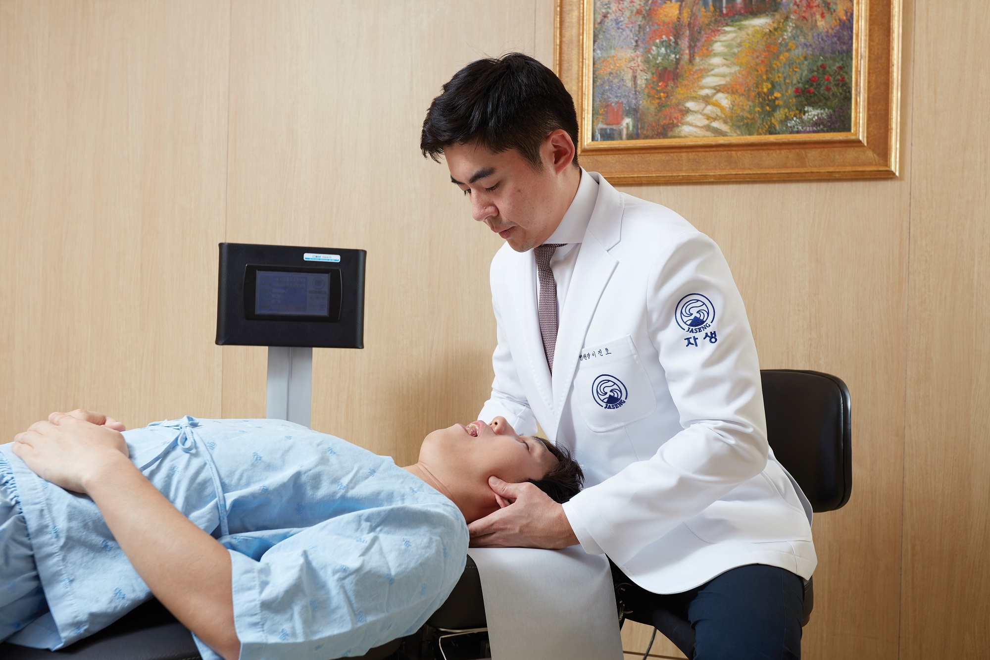 [사진설명] 자생한방병원 의료진이 턱관절 장애 환자에게 추나요법을 실시하고 있다..jpg