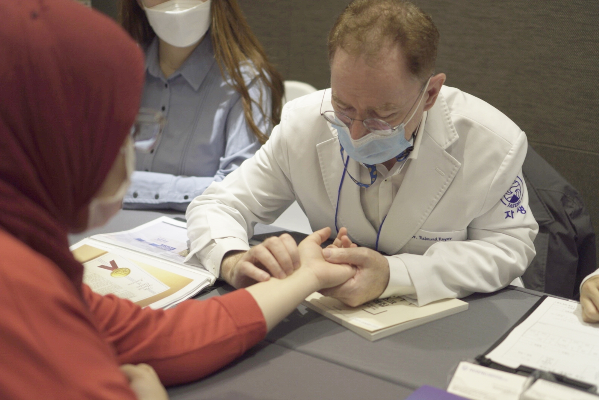 [사진설명] 자생한방병원 국제진료센터 라이문트 로이어 원장이 중동지역 의료관광객을 문진하고 있다..jpg