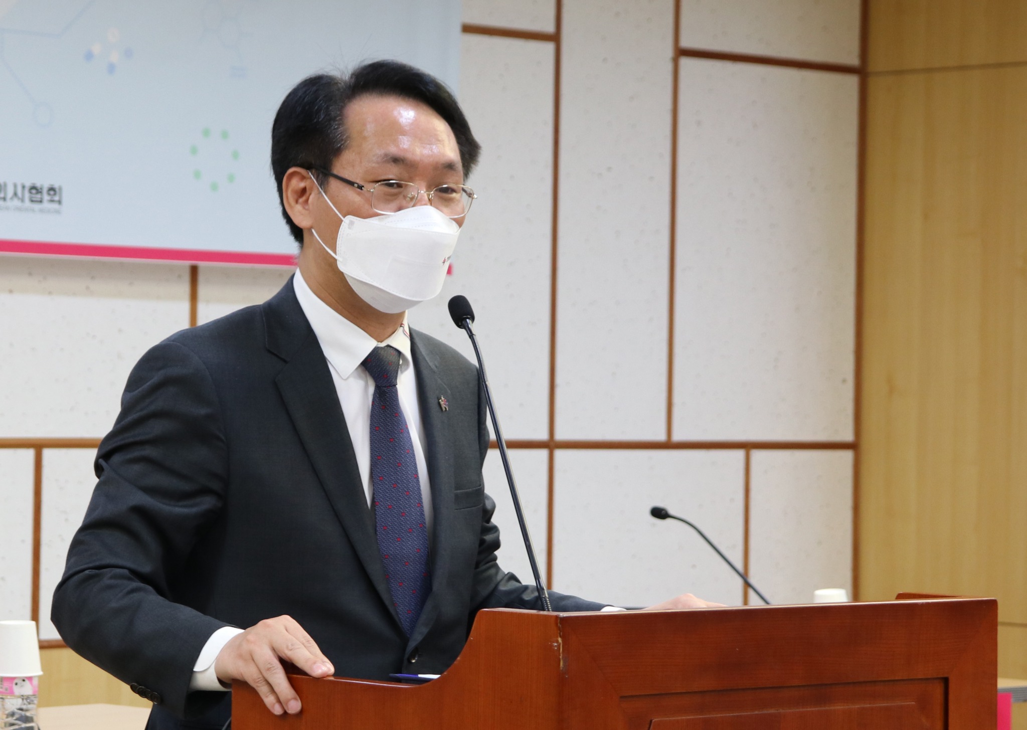 홍주의 회장.jpg