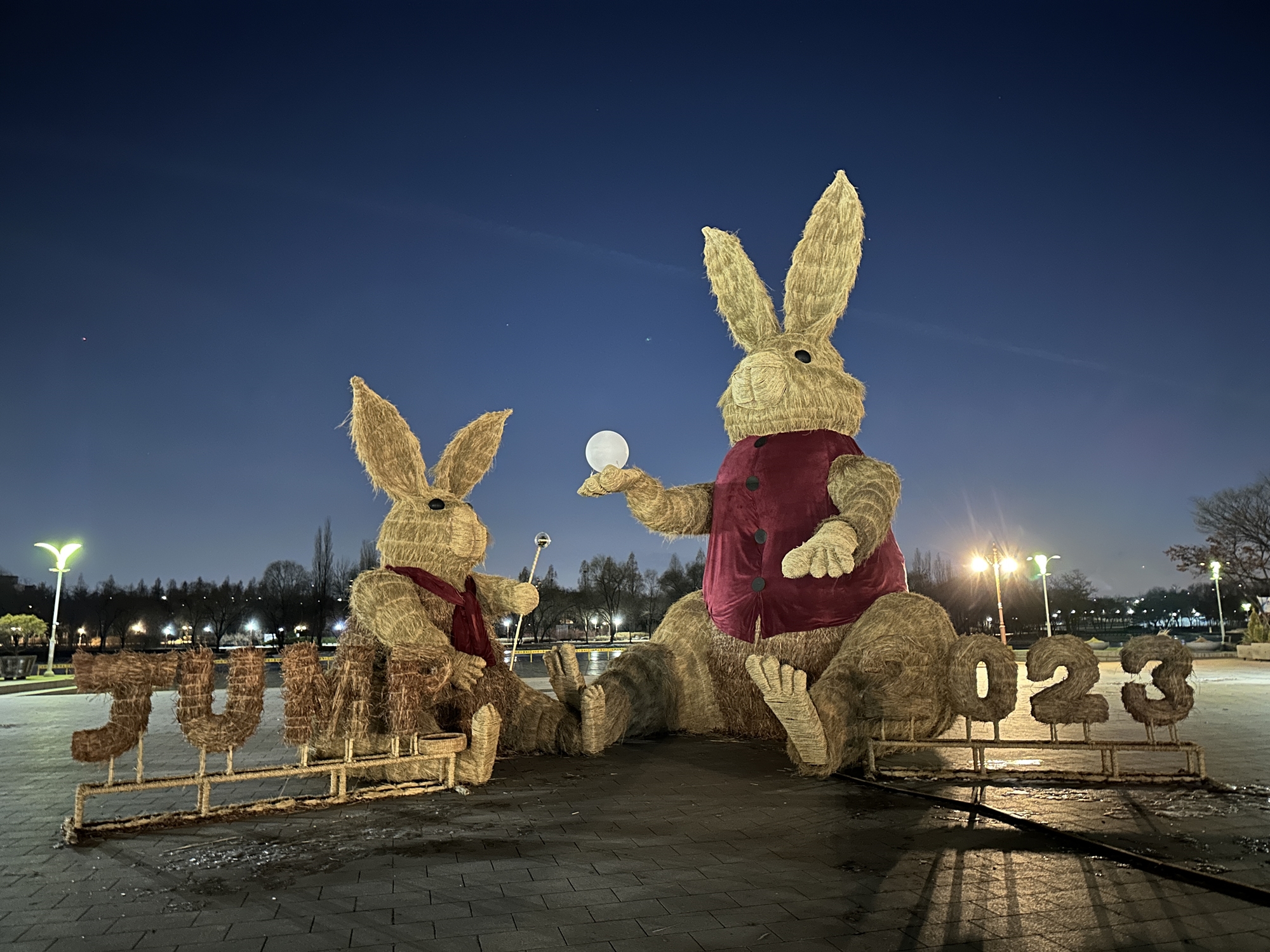 [사진설명] 2023년 계묘년을 맞아 서울 월드컵공원에 설치된 토끼 조형물.jpg