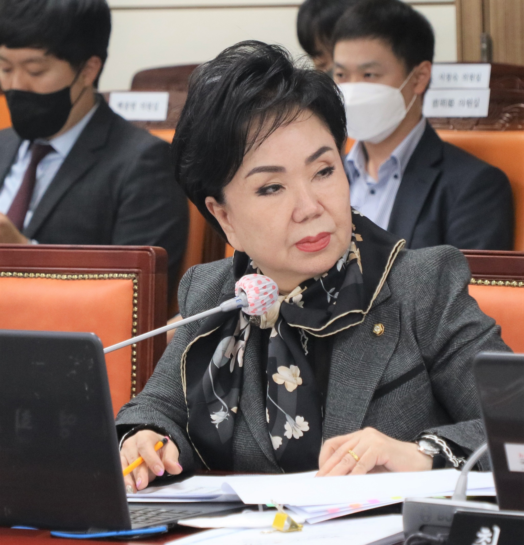 의원님_국정감사_사진 복사.jpg