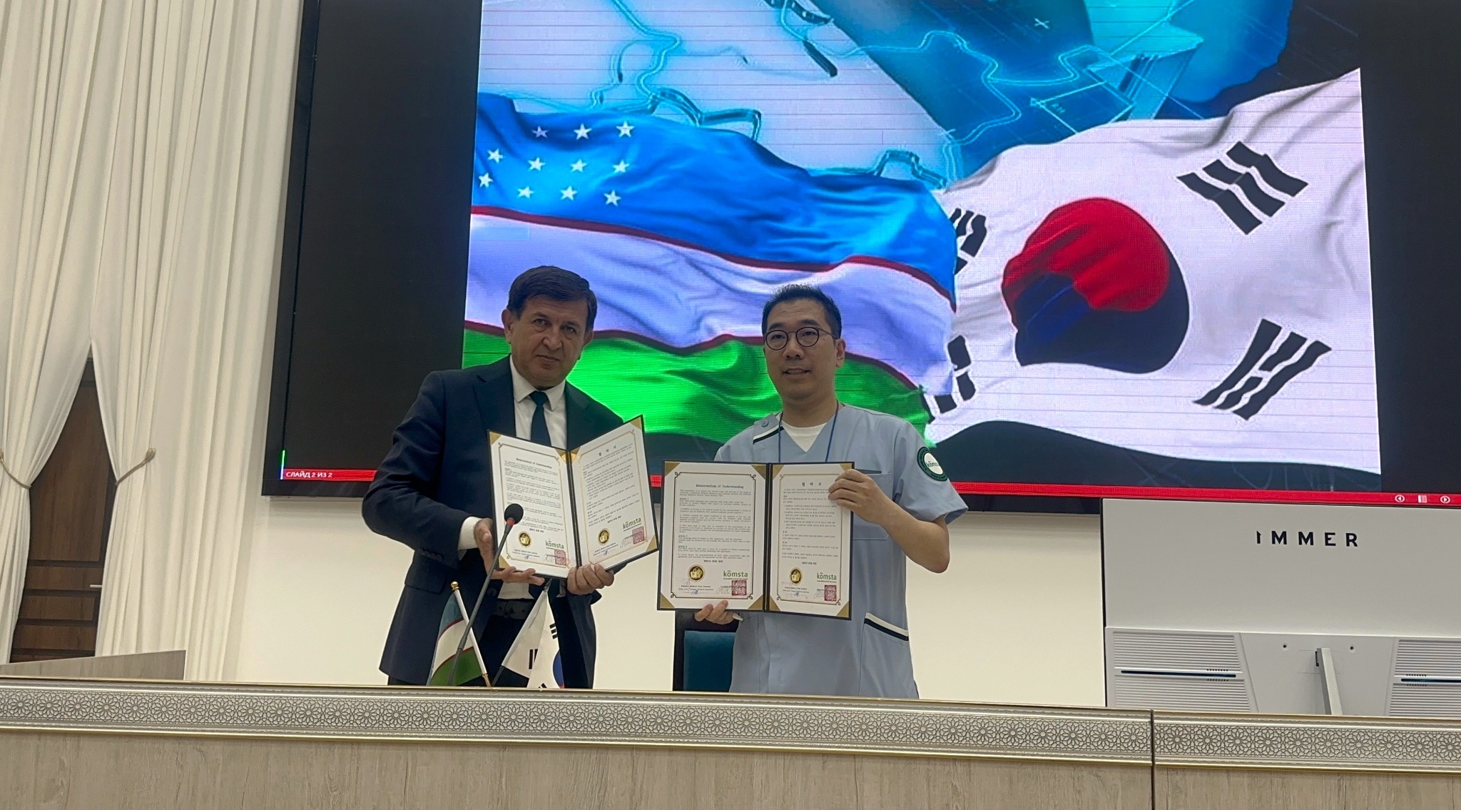 [사진설명] 부하라 의과대학 총장(왼쪽)과 이승언 KOMSTA 단장(오른쪽).JPG