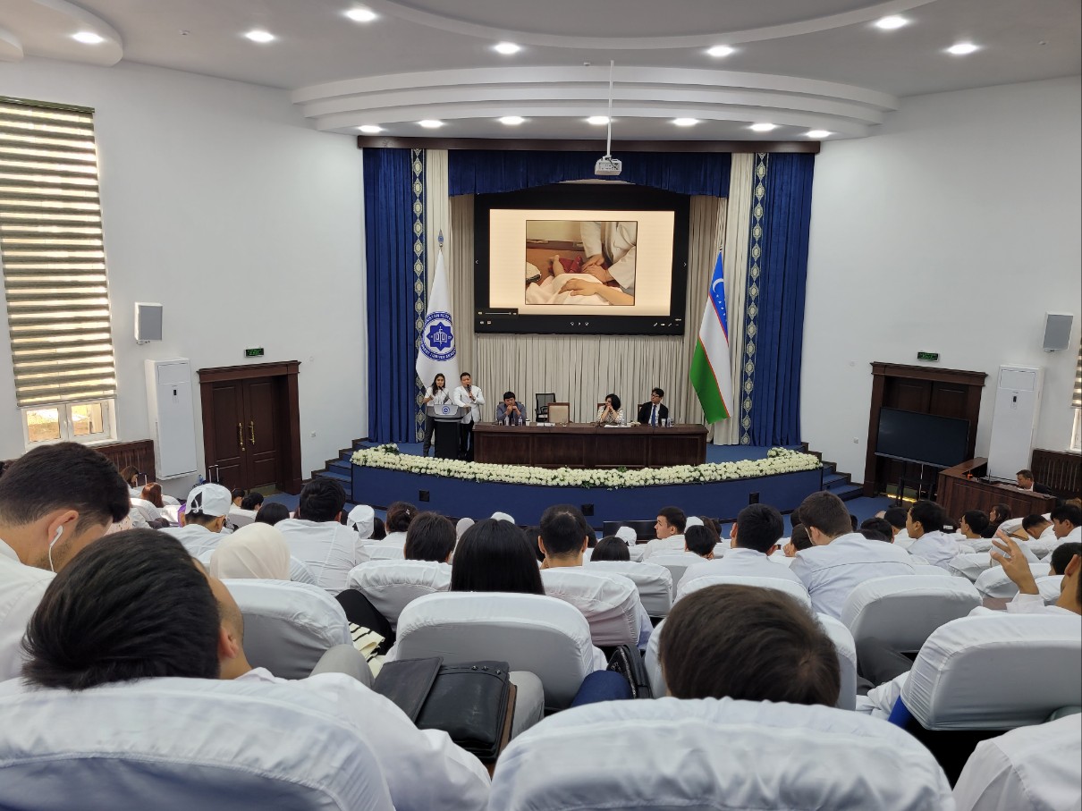 [사진설명] 타슈켄트 메디컬 아카데미에서 강의하는 모습.jpg