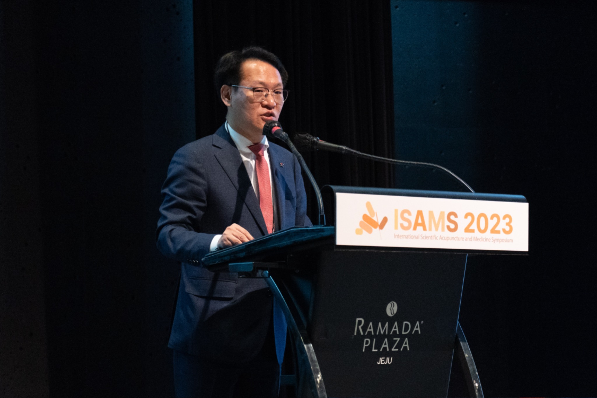 홍주의 회장님_단독 1.jpg