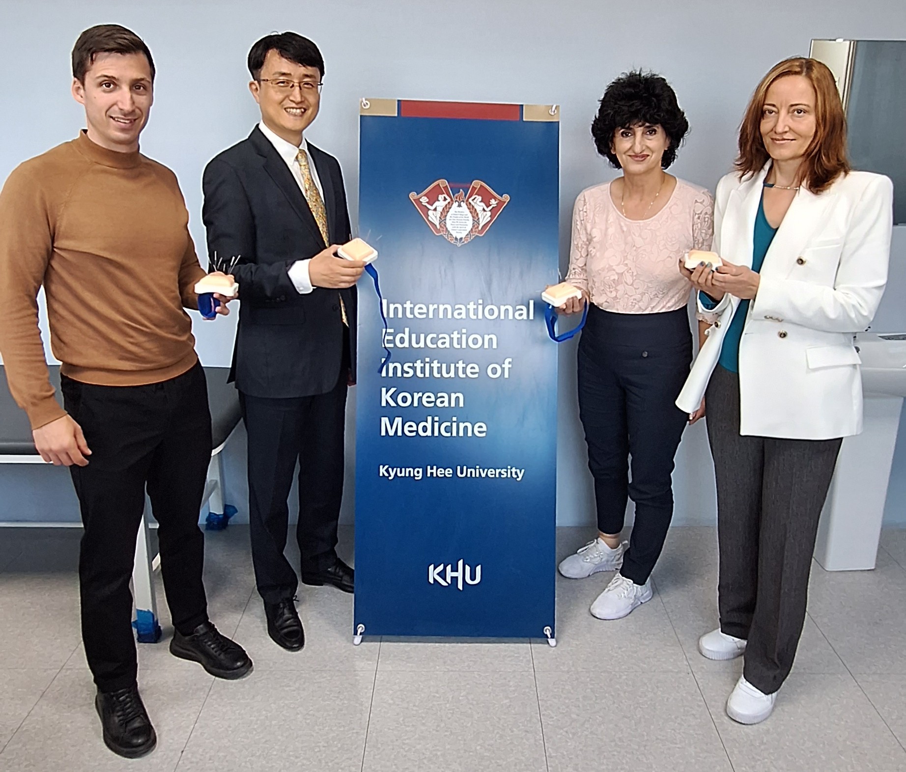 첨부2.불가리아ZDRAVE병원장및의료진 경희대한방병원에서한의학연수진행.jpg