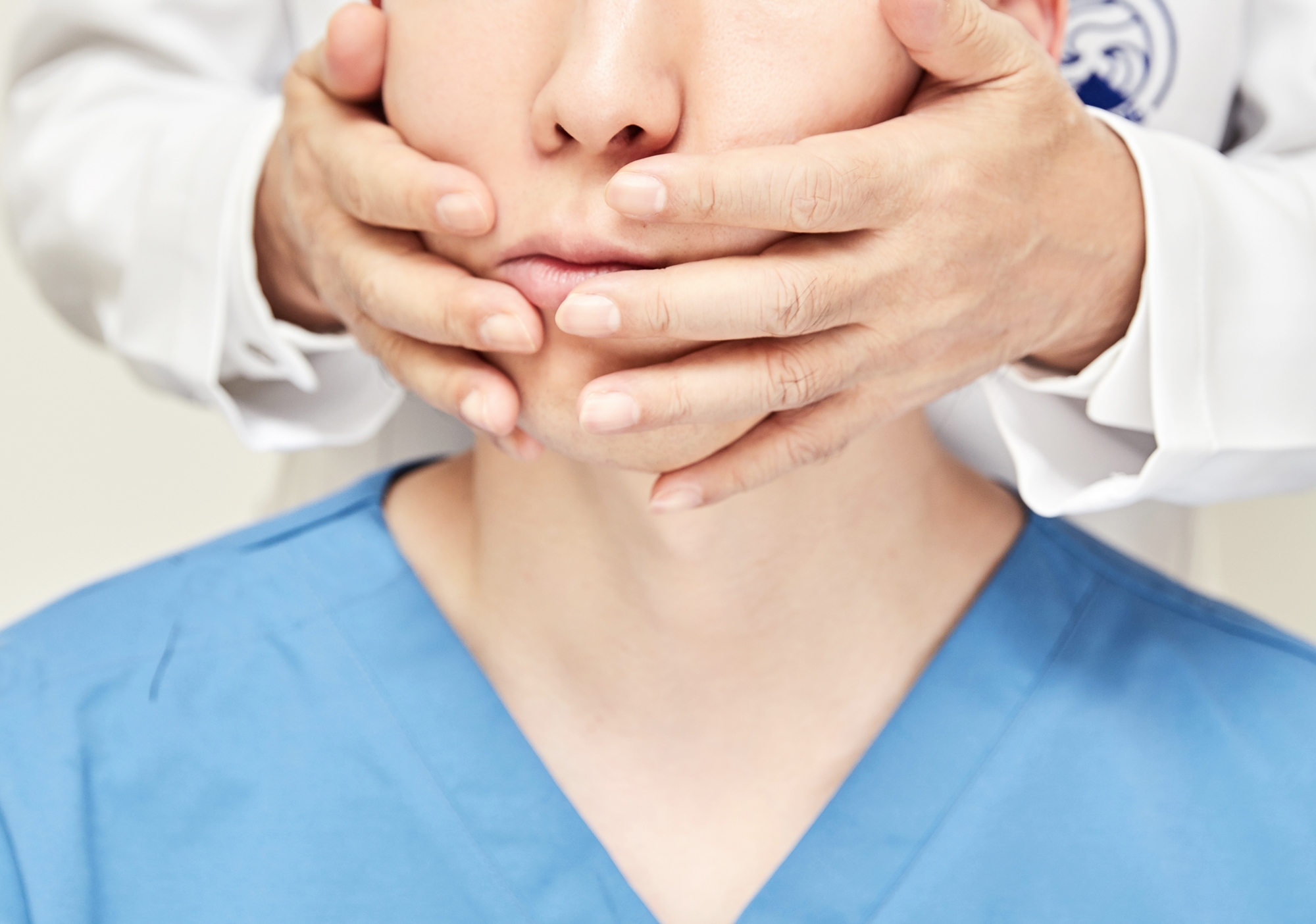 [사진설명] 자생한방병원 의료진이 안면신경마비 환자에게 안면부 추나요법(SJS 무저항요법)을 실시하고 있다.jpg