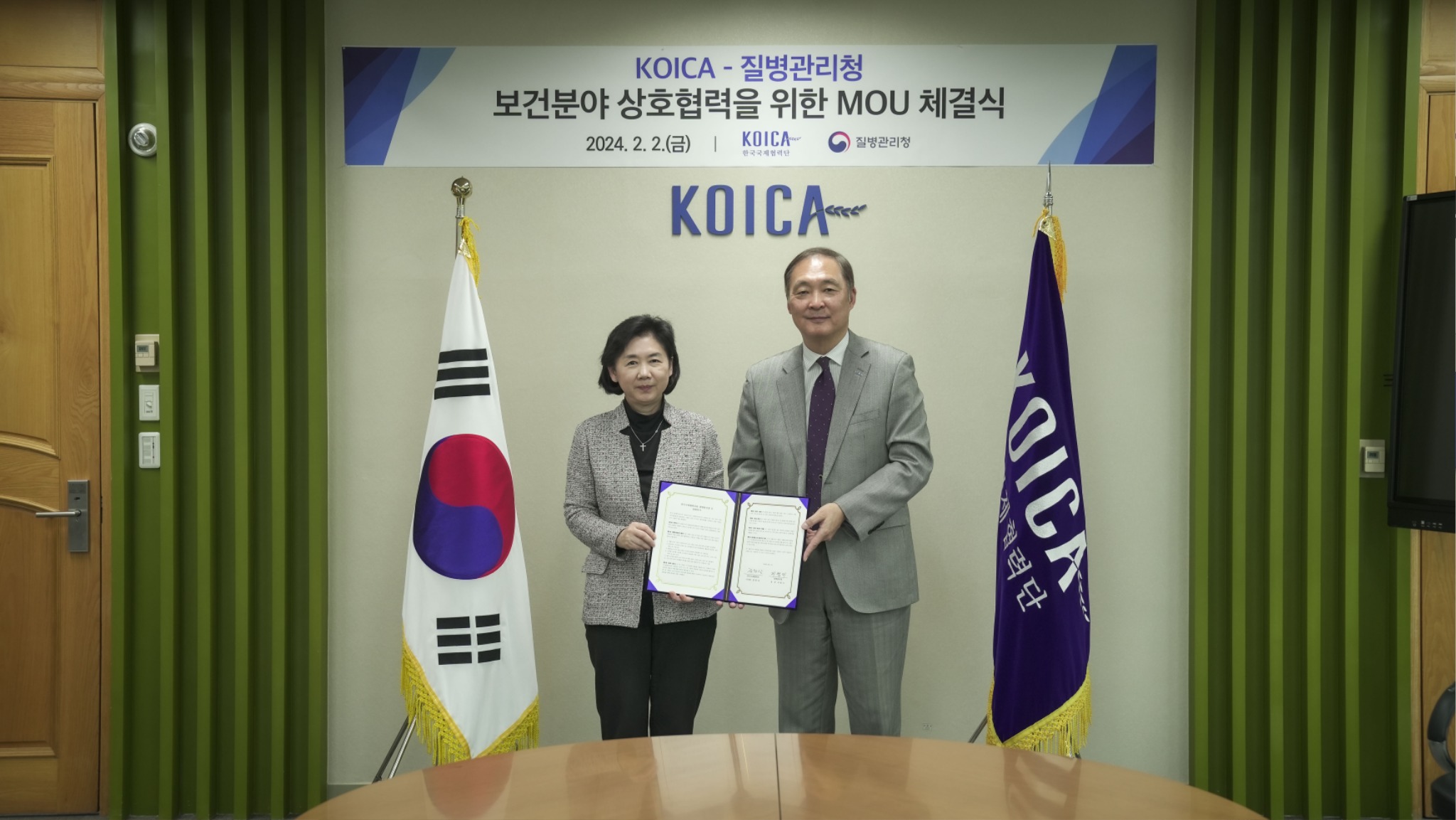 [질병관리청] (사진) 지영미 청장, 질병관리청-코이카(KOICA) 업무협약 (02.02.)_업무협약 기념사진을 촬영하는 지영미 청장과 장원삼 이사장.jpg