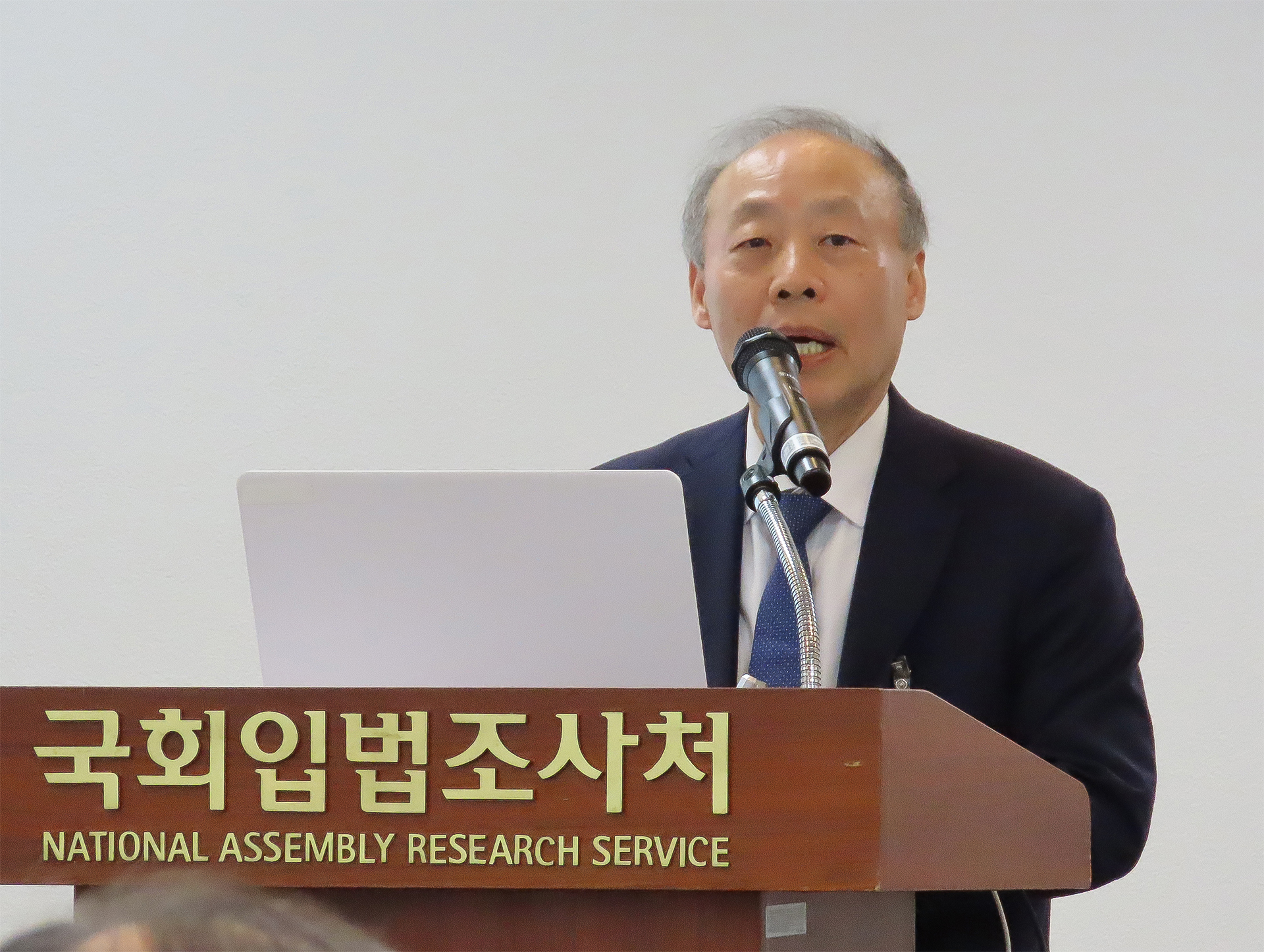 입법조사처의대정원 홍윤철.jpg