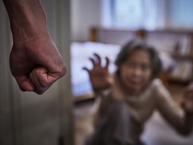 “노인 학대 지속 증가, 학대 행위자는 배우자와 아들”