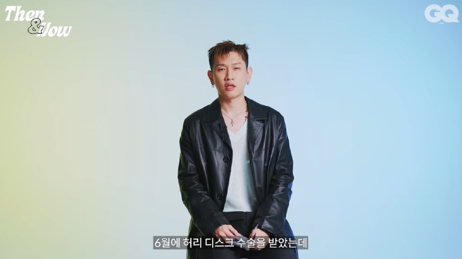 [사진설명] 크러쉬가 유튜브 채널 ‘GQ 코리아’에 출연해 허리디스크 수술 사실을 이야기 하고 있다.(출처 GQ 코리아).jpg