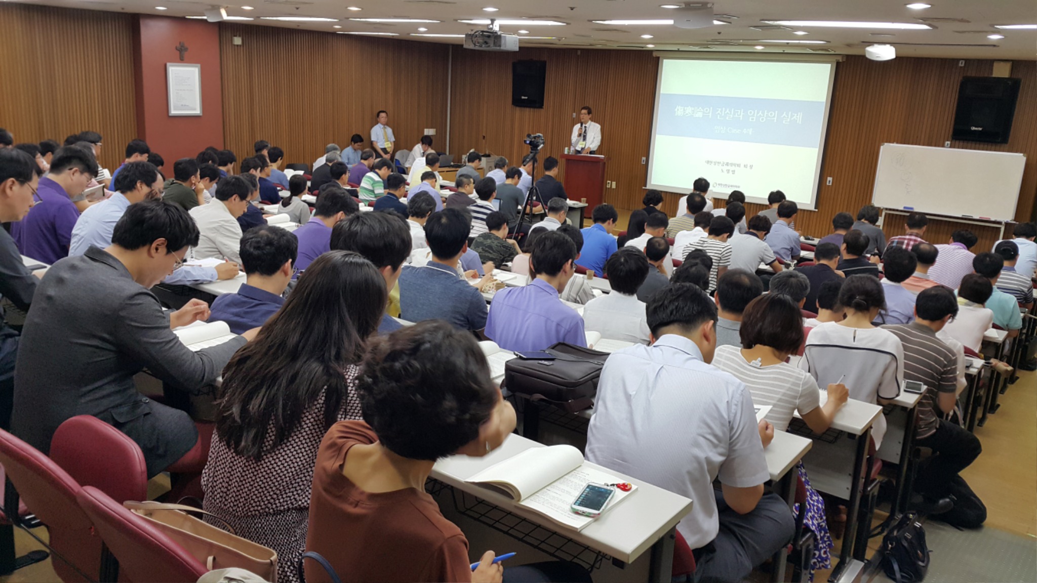 노영범원장님(한의사 회원들에게 특강을 진행하고 있는 노영범 원장.).jpg