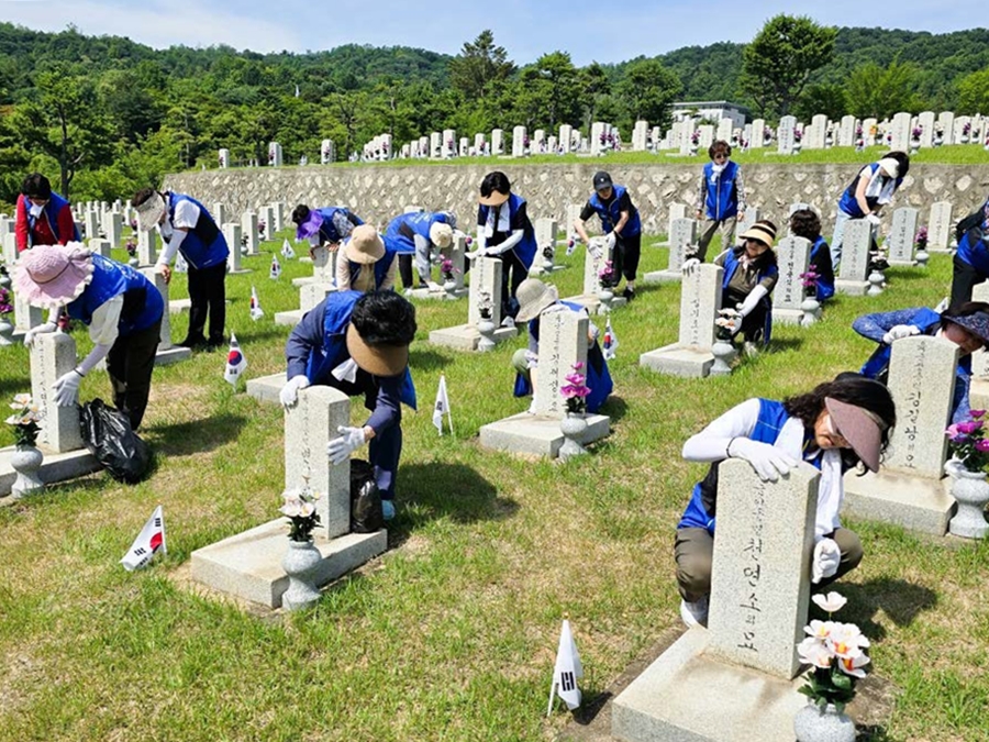 [사진설명] 자생의료재단 임직원 및 봉사단이 국립서울현충원에서 묘역 정화 활동을 펼치고 있다.jpg