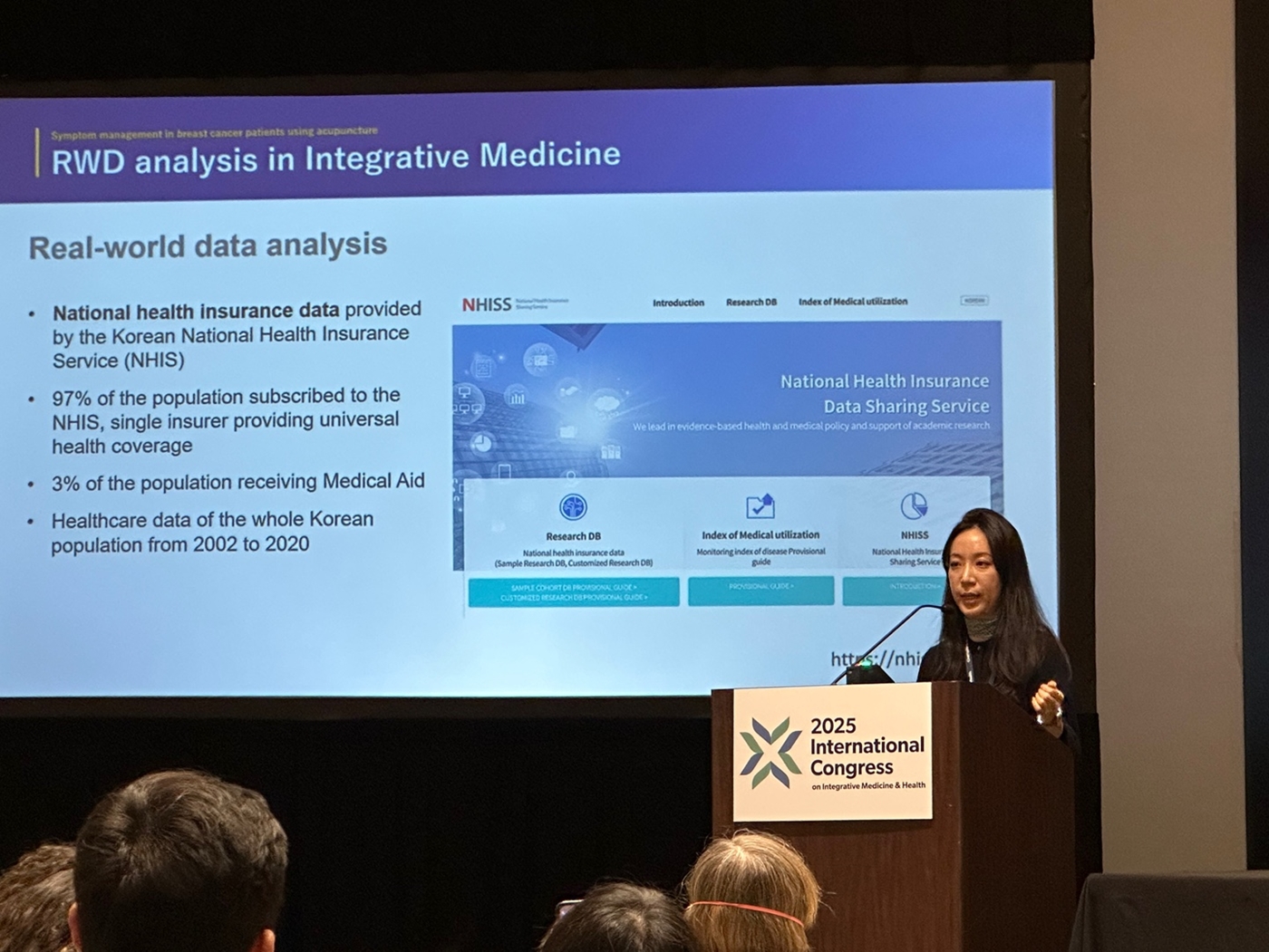[사진설명] 자생한방병원 척추관절연구소 이예슬 원장이 국제통합의학 연합학회(ACIMH)에서 연구 결과를 발표하고 있다.jpg