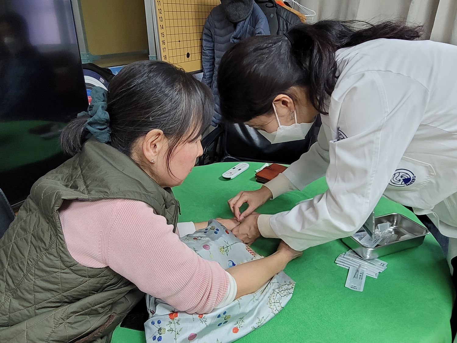 [사진설명] 자생한방병원 의료진이 논현경로당을 방문해 한방의료봉사를 실시하고 있다 (2).jpg