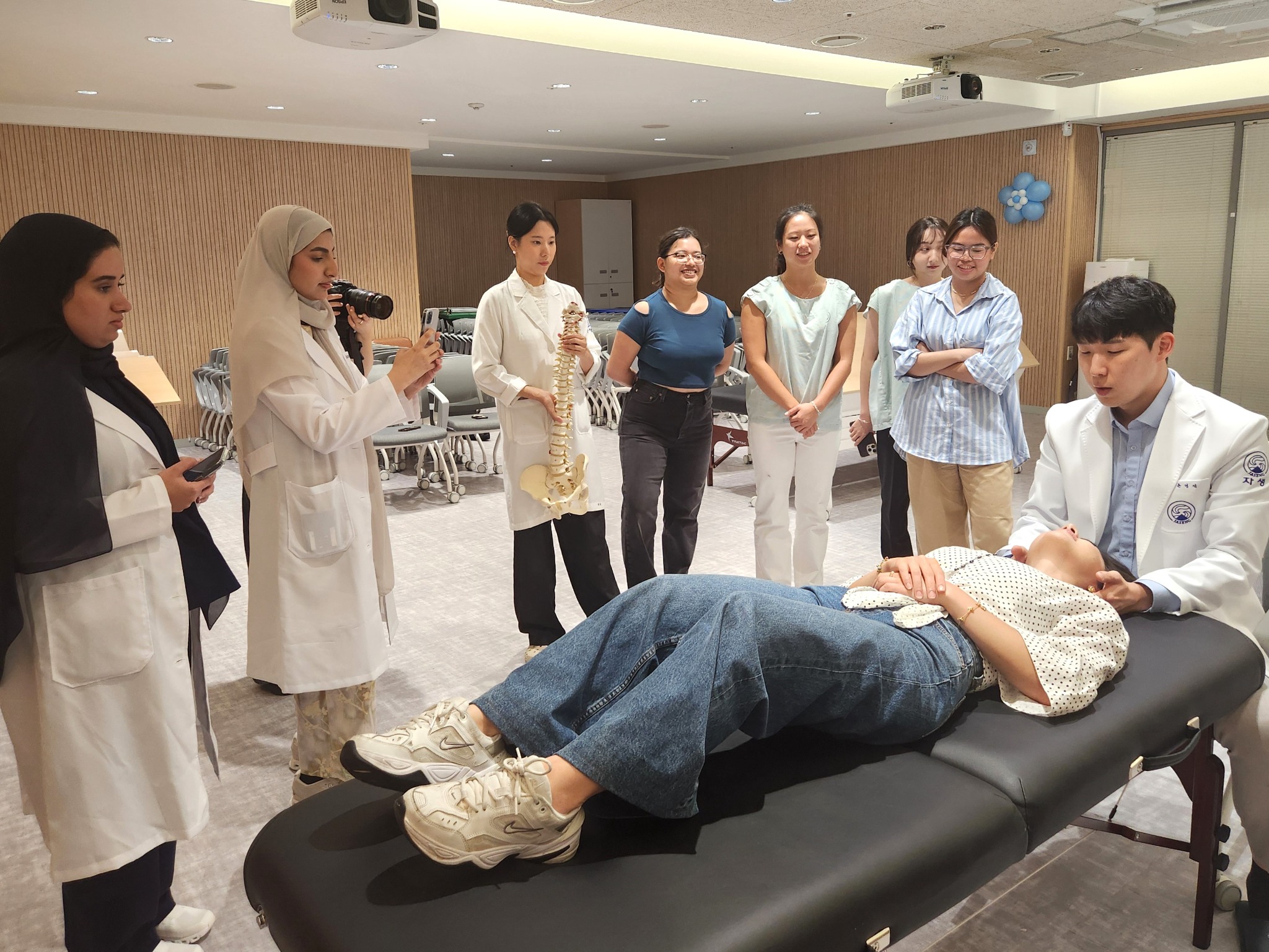 [사진설명] 윤영석 원장이 ‘2024 자생메디컬아카데미 인턴십’ 프로그램에 참여한 해외 의대생들 앞에서 추나요법을 시연하고 있다.jpg