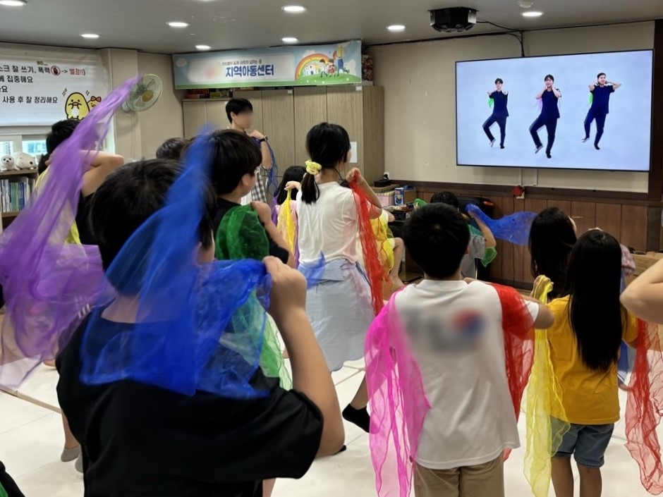 [사진설명] 자생의료재단 ‘아동척추건강지킴이 지원사업’ 내 맞춤형 스트레칭 프로그램 진행 모습.jpg