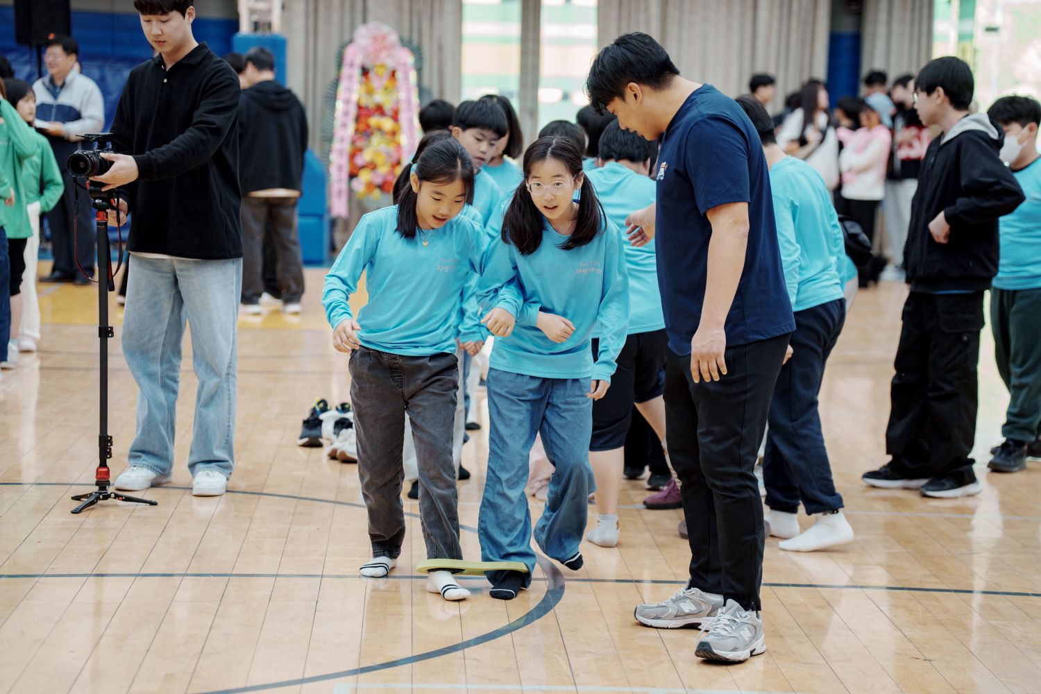 [사진설명] 제9회 자생 꿈나무 올림픽에 참가한 어린이들이 2인 3각 달리기를 준비하고 있다..jpg