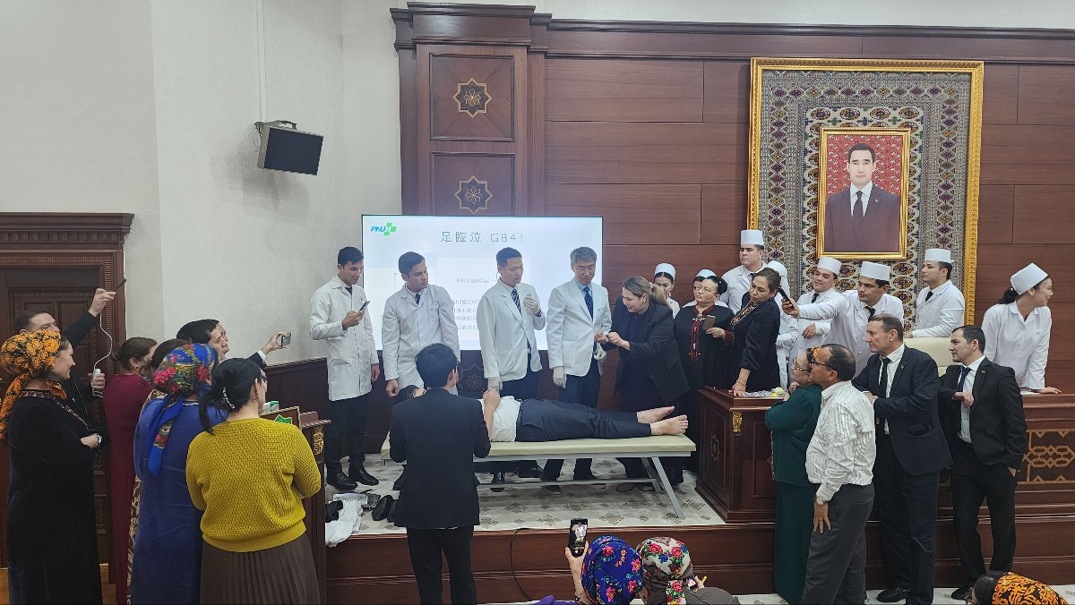 투르크메니스탄 현지한의학교육 모습 1.jpg