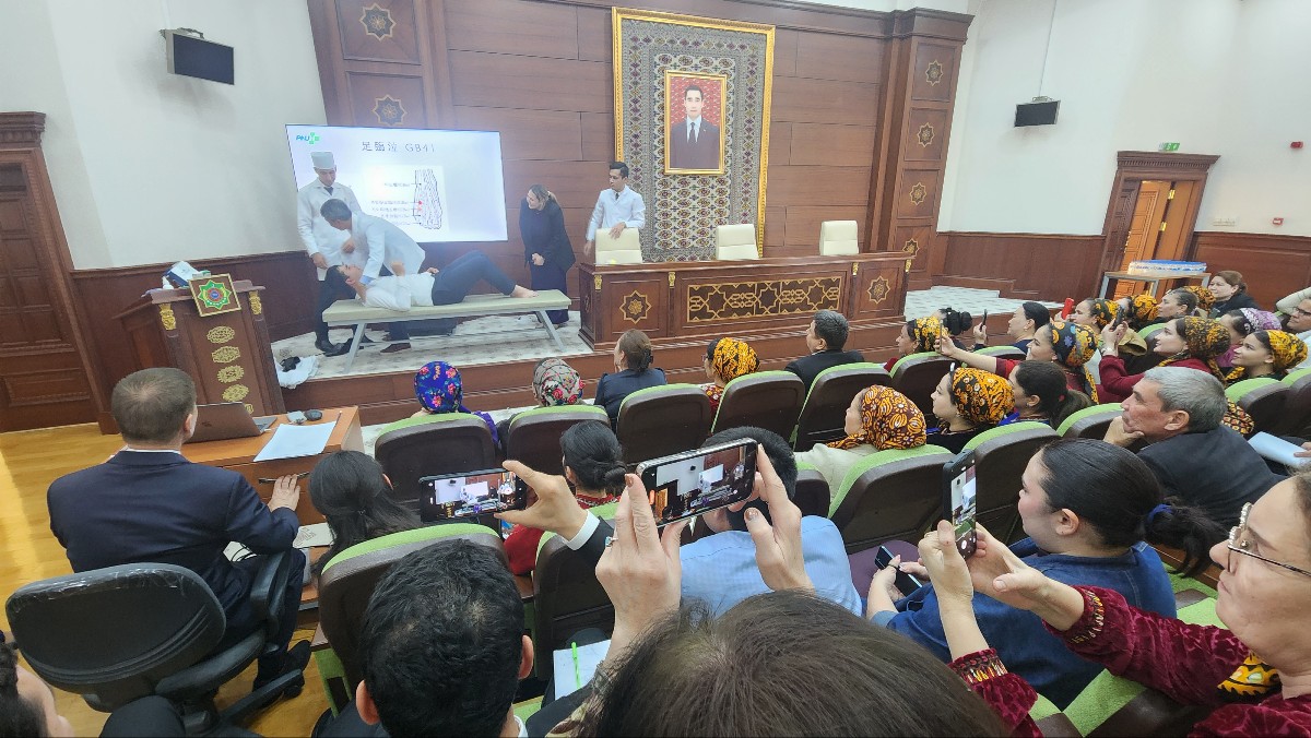 투르크메니스탄 현지 한의학교육 모습 2.jpg