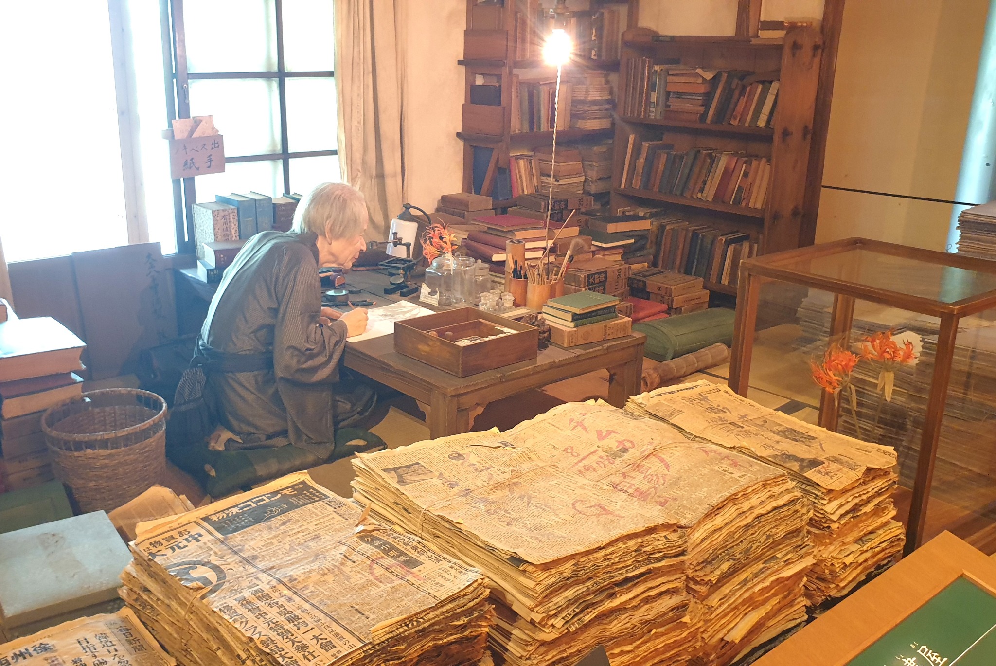 사진 6-마키노 박사의 서재의 엄청난 양의 신문 &copy박종철.jpg