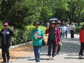 “따뜻한 5월, 척추·관절 환우들과 공원 걸어요∼”