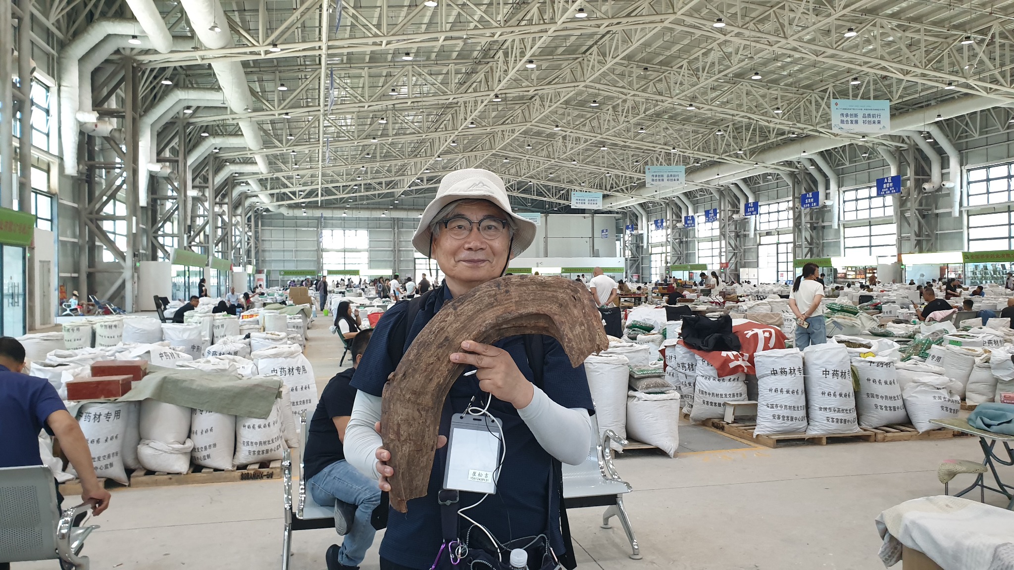 사진 7 계혈등 줄기를 들고 기념사진을 촬영 중인 필자 20250622_095756 ©박종철.jpg