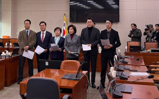 코로나19 백신 이물질 감사 결과 파장…피해 보상·정책 책임 공방 확산