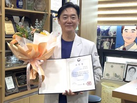 윤제필 원장, 보건복지부 장관 표창 수상…국내외 의료 사각지대 살펴