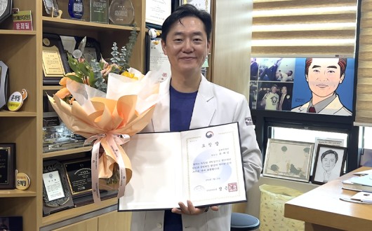 윤제필 원장, 보건복지부 장관 표창 수상…국내외 의료 사각지대 살펴