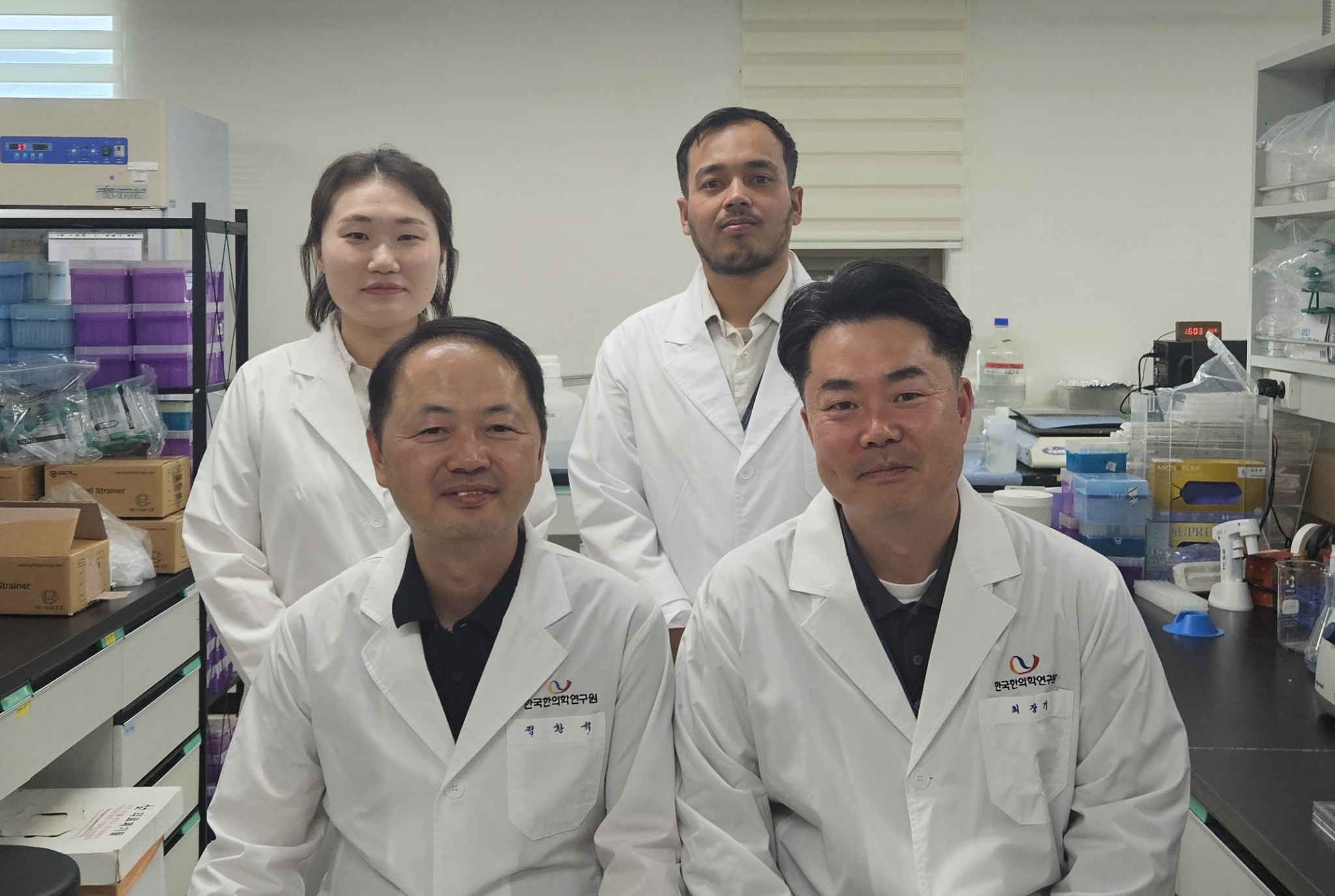 연구팀 사진(앞줄 왼쪽부터 정환석, 최장기 박사, 뒷줄 왼쪽부터 이은지 박사, 카지 UST 학생_크기 조정.jpg